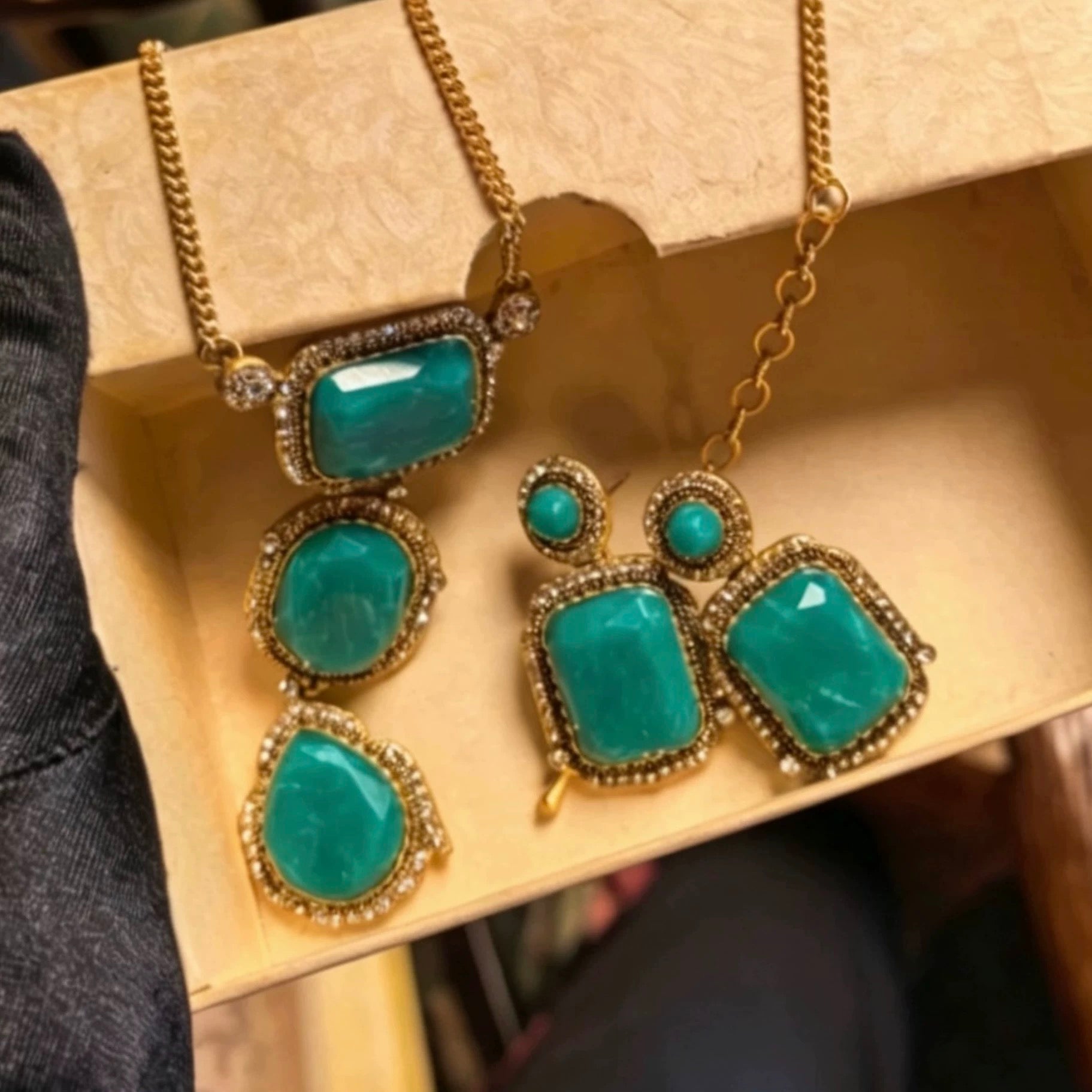 Vintage Emerald Green Cascading Drop Jewelry Set
