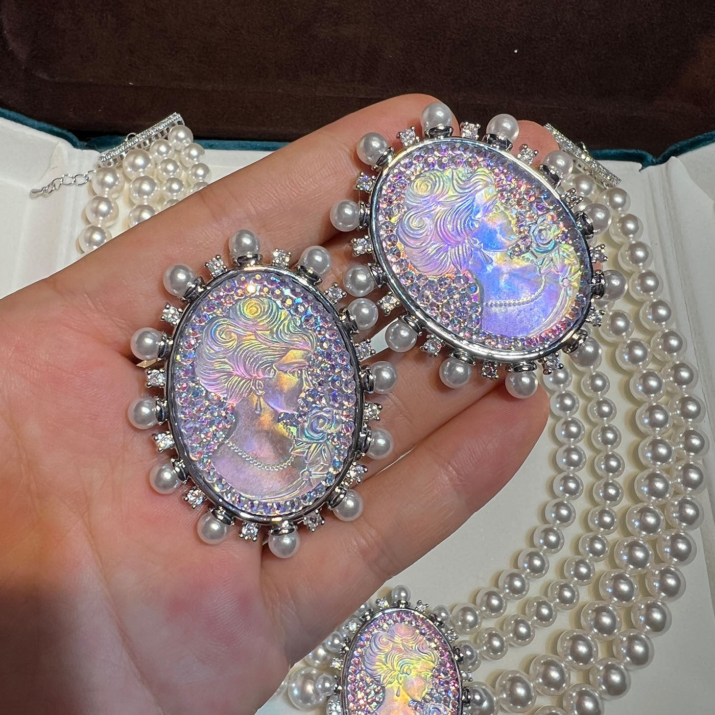 The Express Cameo Radiance Parure