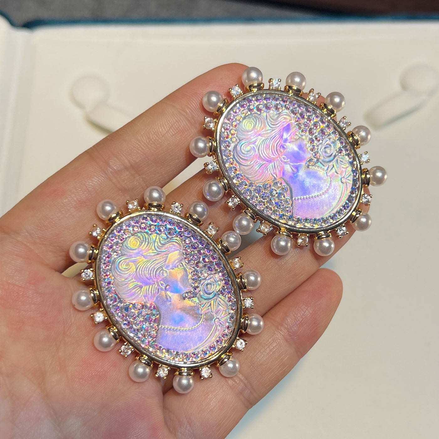 The Express Cameo Radiance Parure