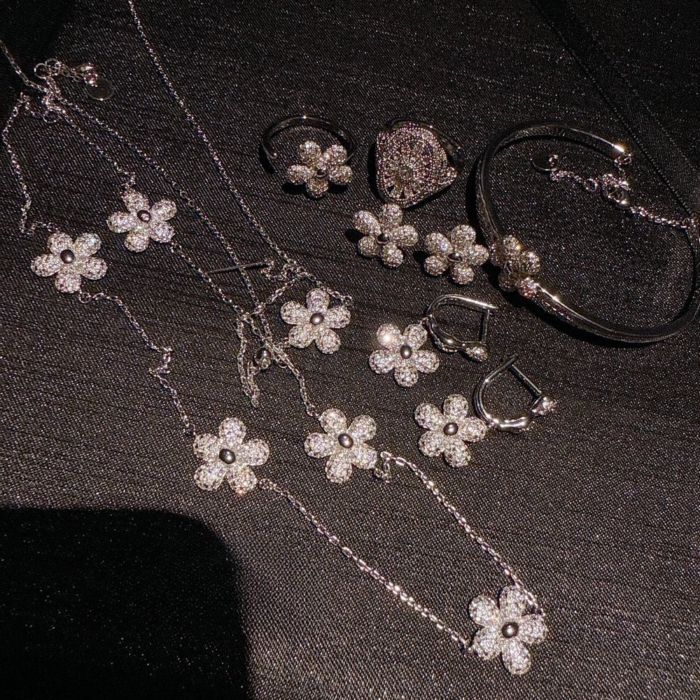 Glimmering Galaxy Flora Daisy Jewelry Set